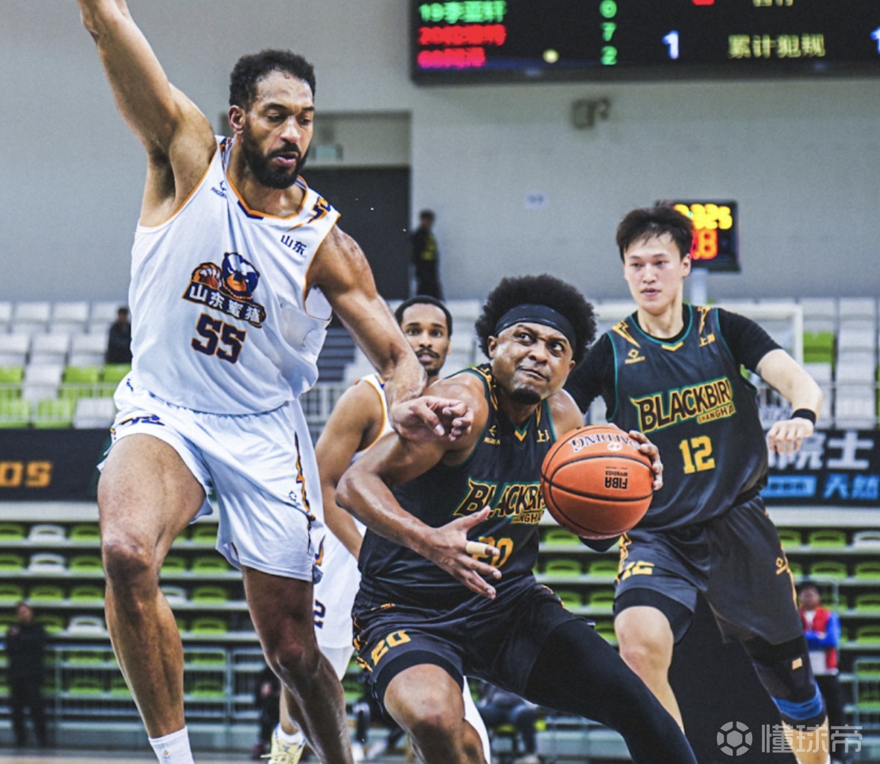 拉维特三分绝杀，上海玄鸟加时90-87战胜山东蜜獾晋级NBL四强